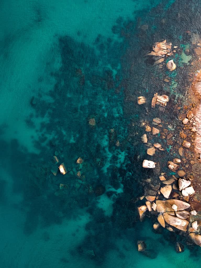 鸟瞰海滩有岩石和水