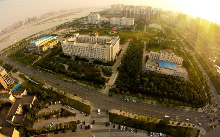 鸟瞰一座建筑物林立的城市