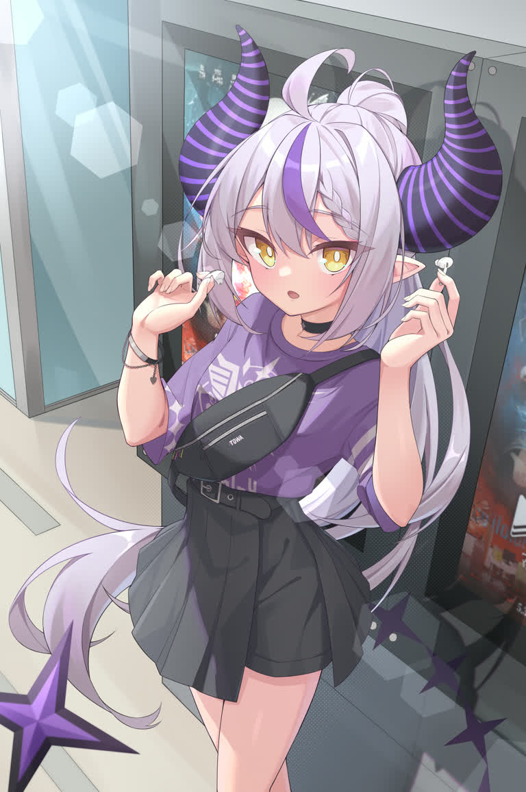 有一个动漫女孩手里拿着枪