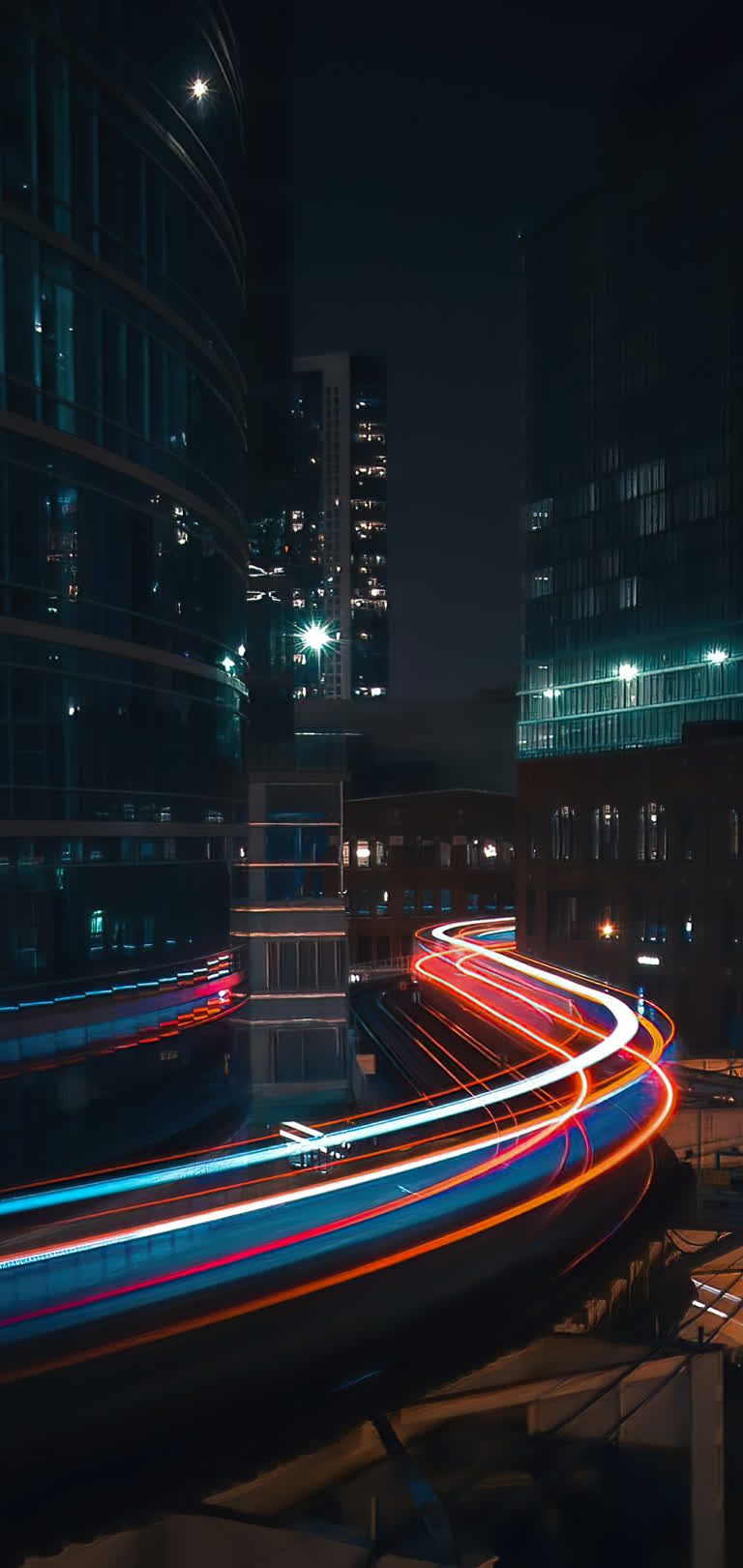 夜间城市的模糊图像,路上有光迹