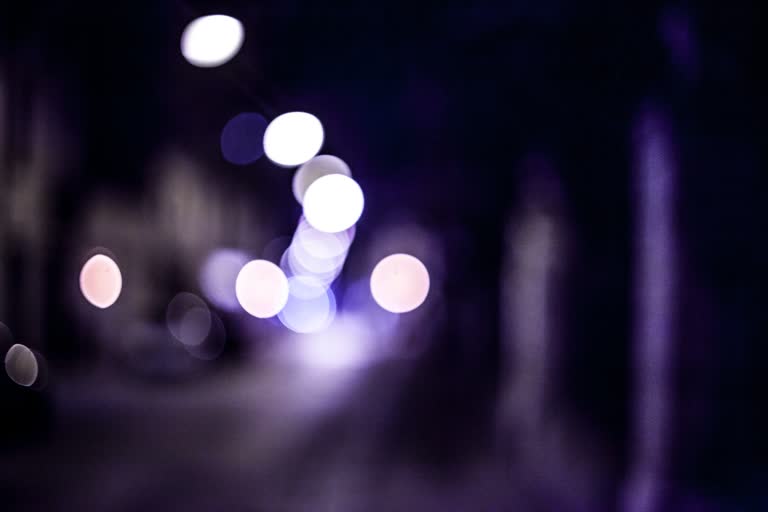 有夜间街道的模糊图像