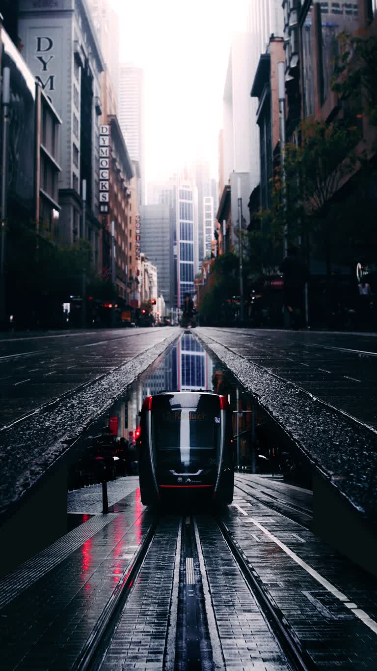 有一辆车在雨中在街上行驶