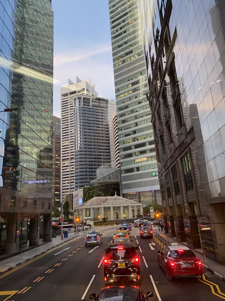 城市里有很多汽车在街上行驶