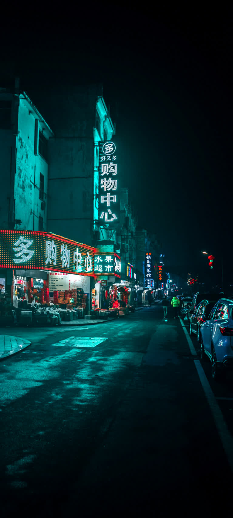 晚上路边停着很多车