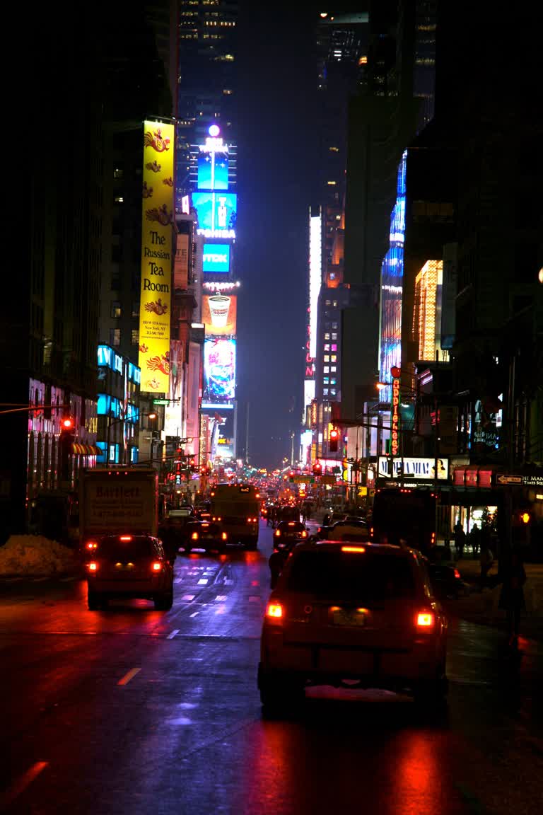 汽车在城市的夜晚在城市街道上行驶