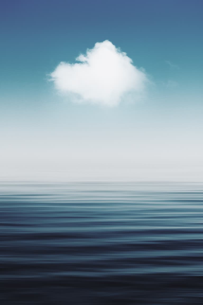 水面上有云朵飘在天空中