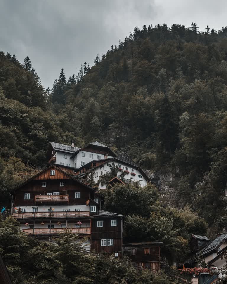 有很多房子在山边