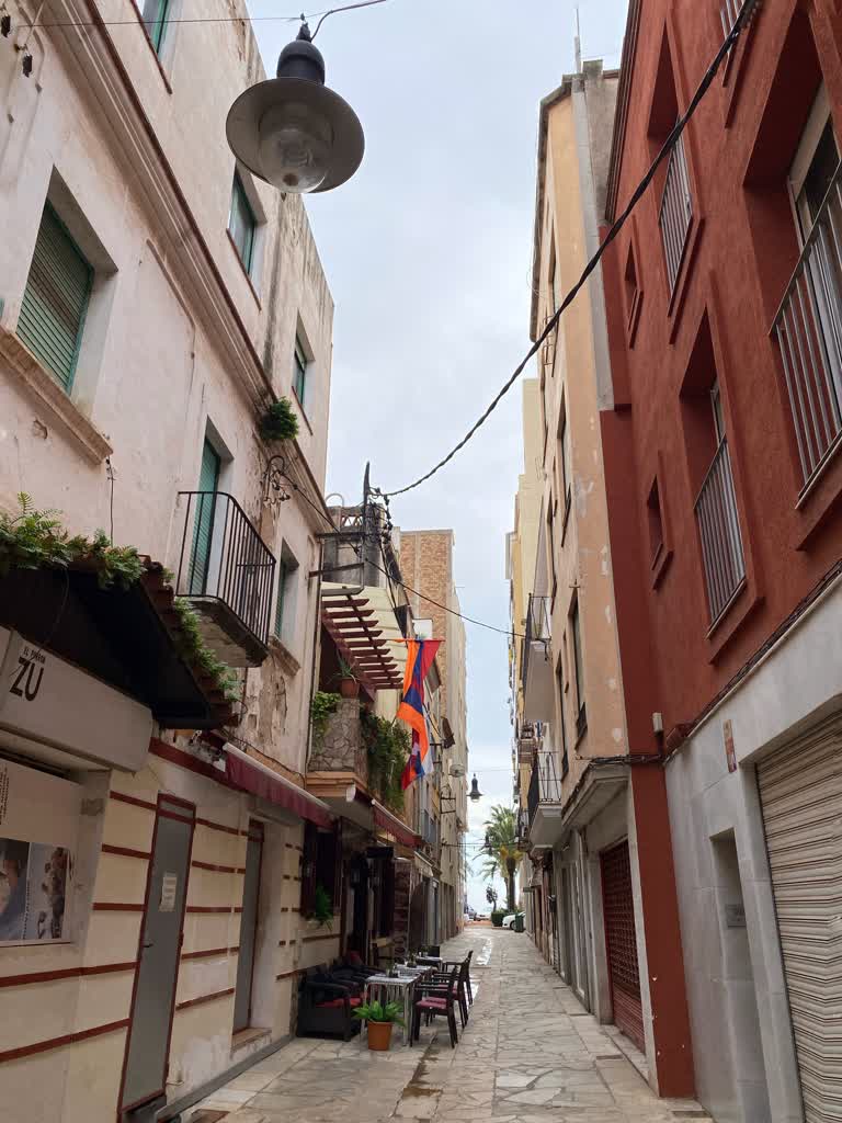 这是欧洲城市一条狭窄街道的图像