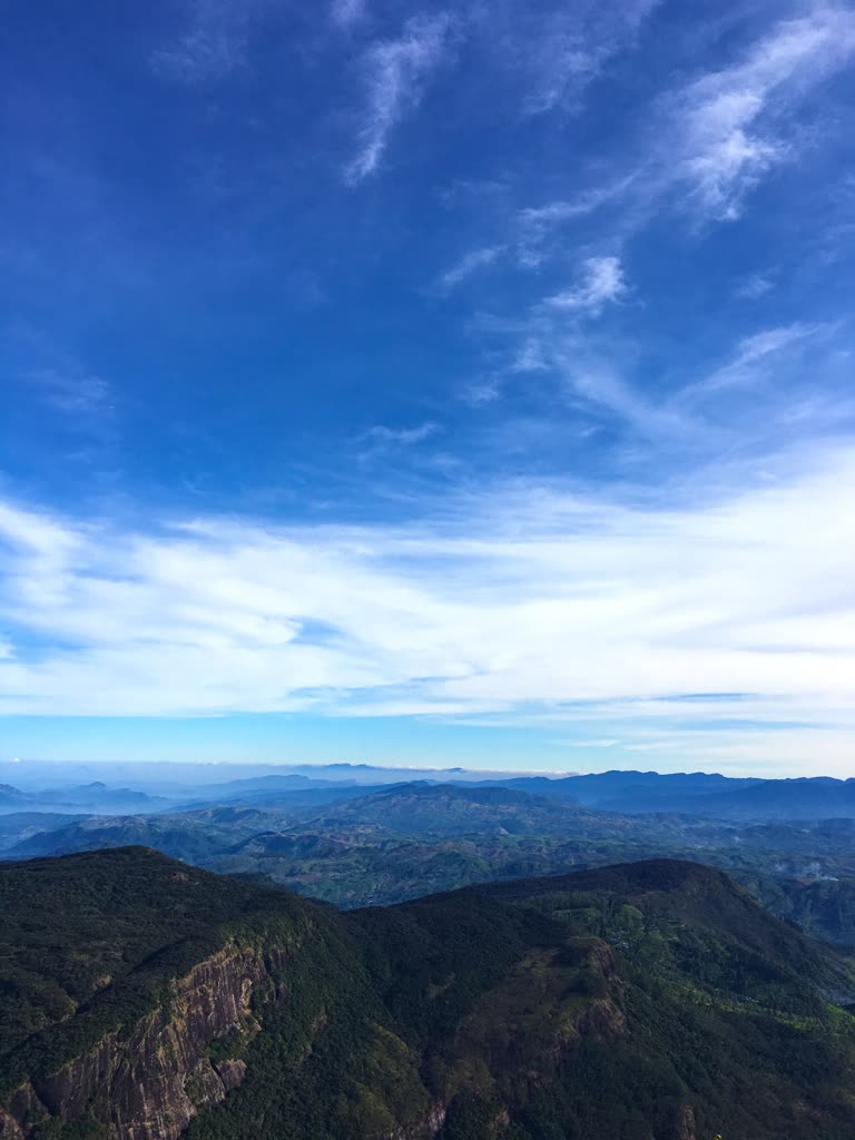 这是从山顶眺望山脉的图像