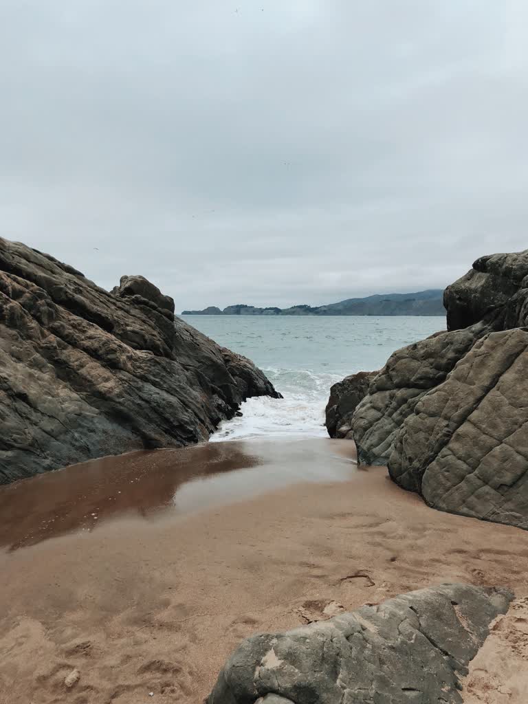 有一些岩石旁边有一大片水域