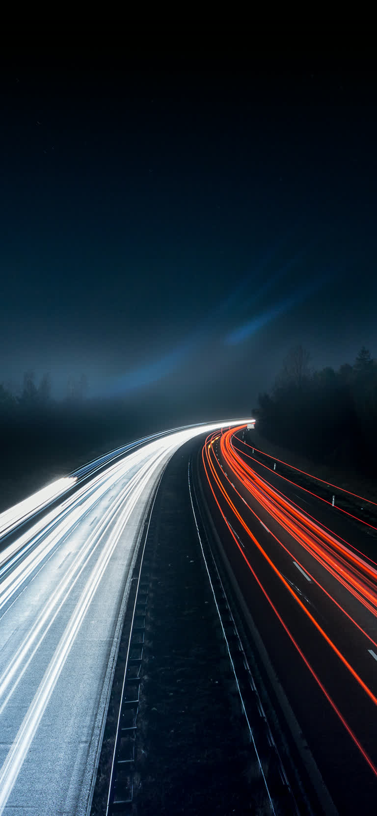 有一张夜晚高速公路的长曝光照片