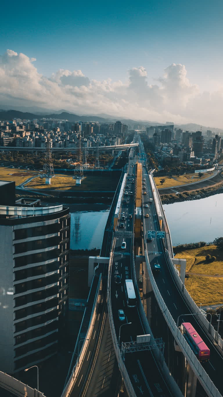 有很多汽车在高速公路上行驶