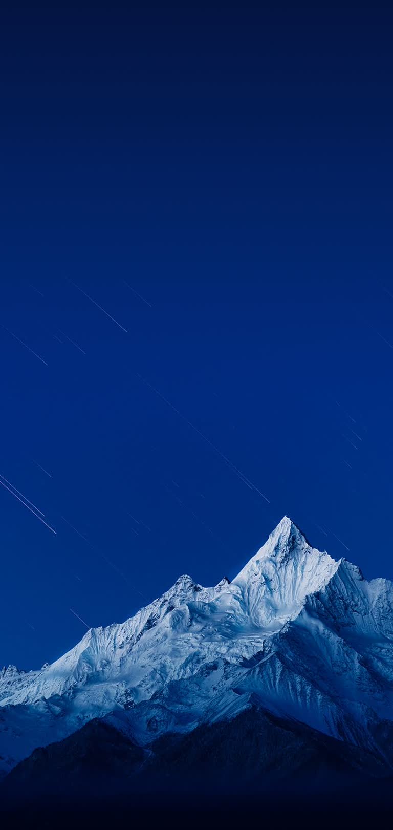 一座山的天空中有很多星星