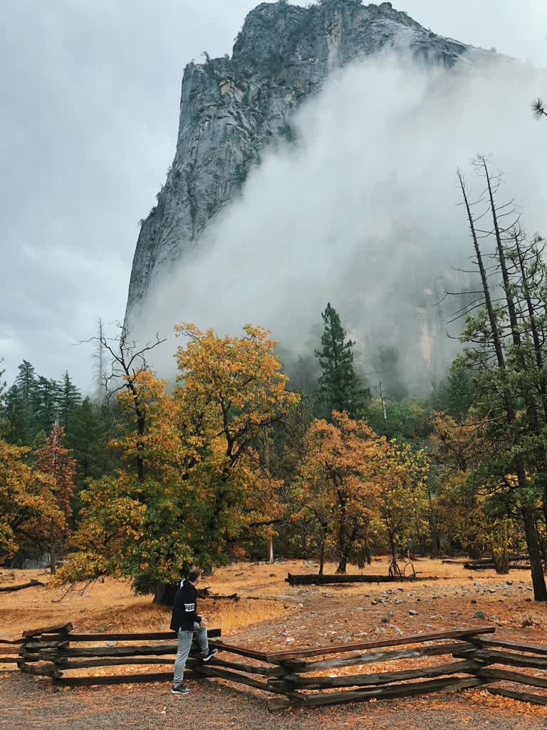 有一个人站在一座山前