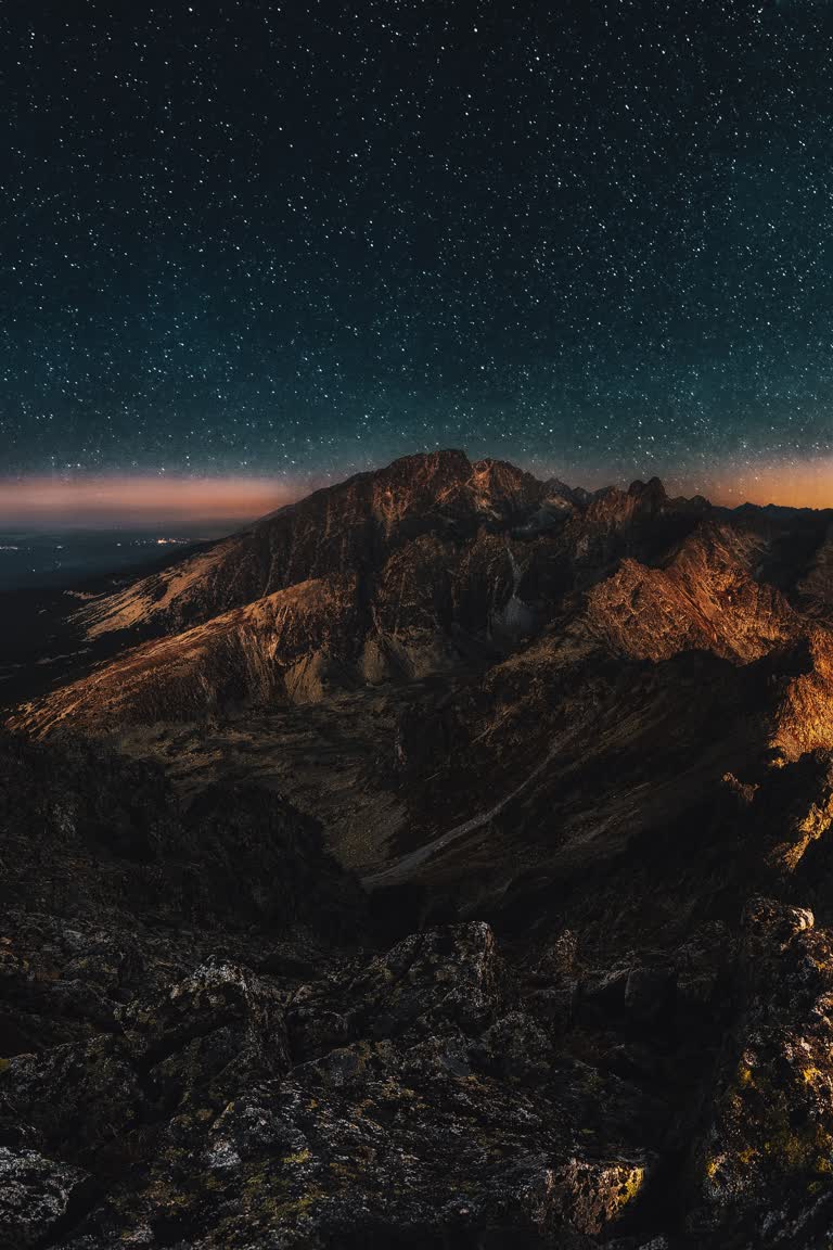 有一个人站在山顶上看星星
