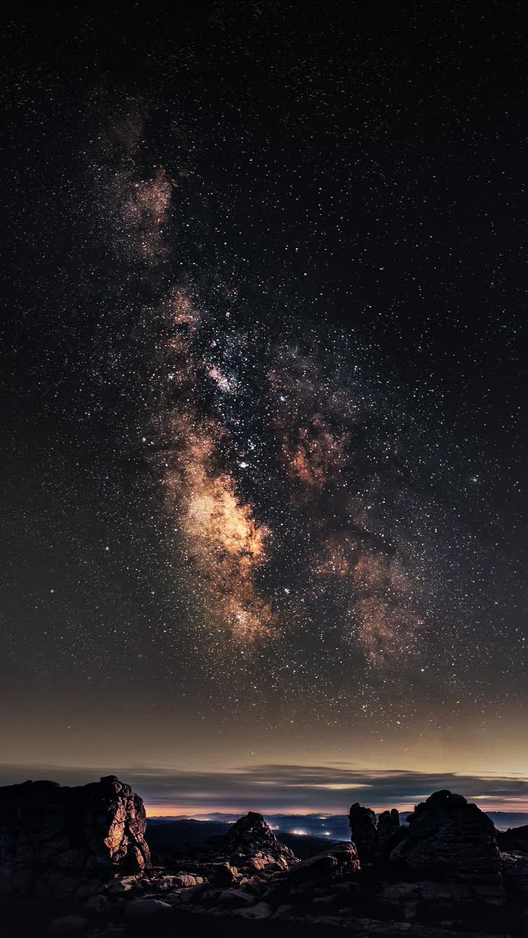 夜空中繁星点点,云朵繁多
