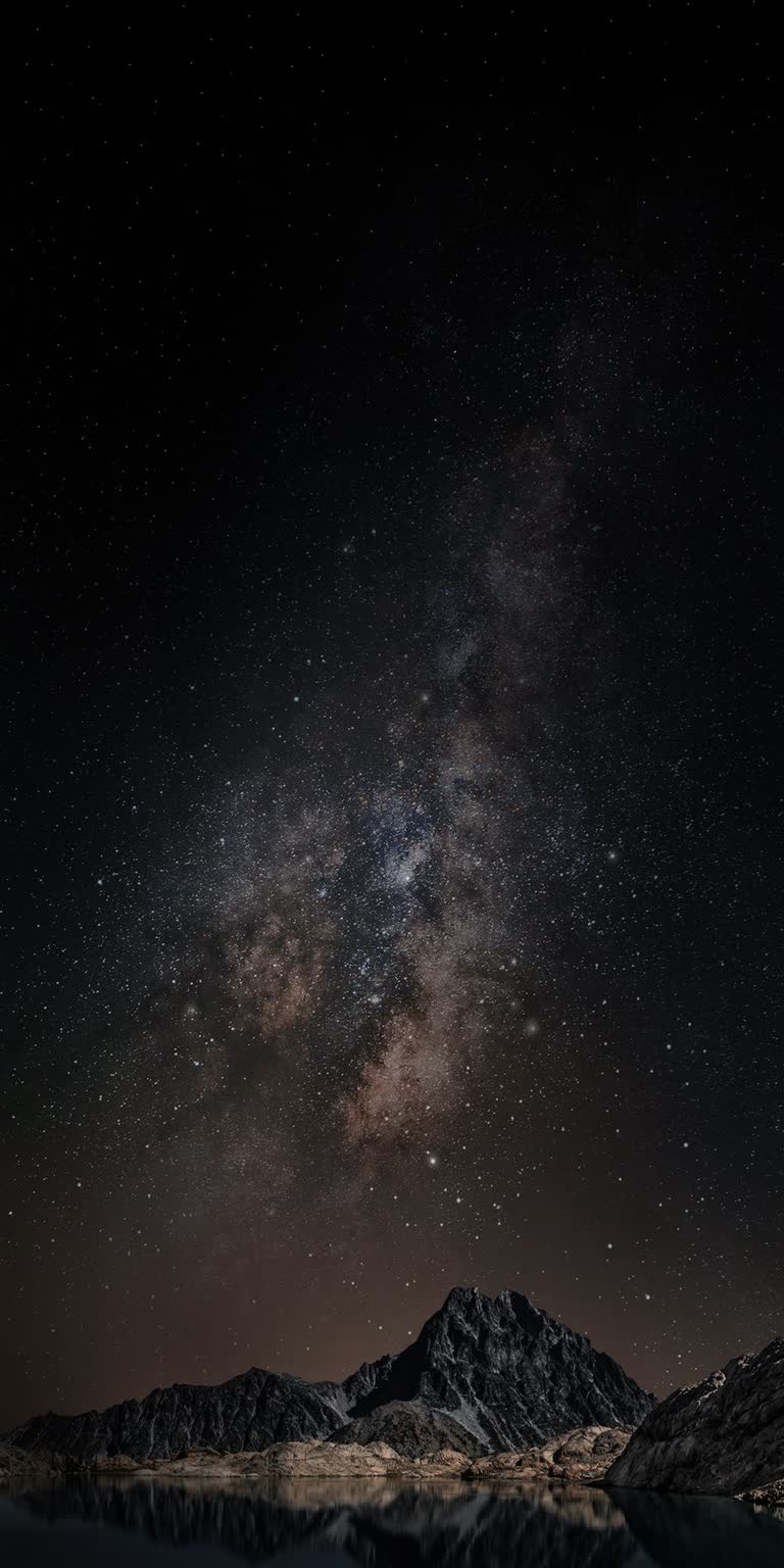 夜空中布满了山脉上方的星星