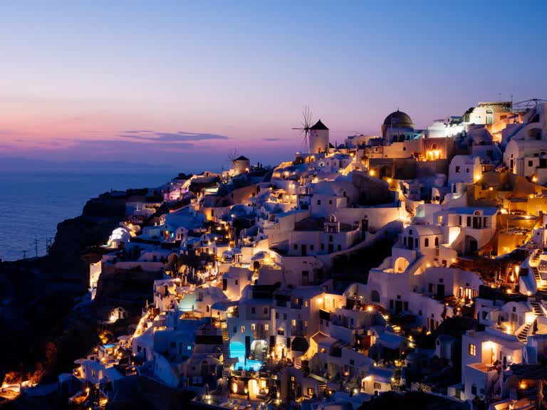 悬崖上俯瞰大海的小镇夜景