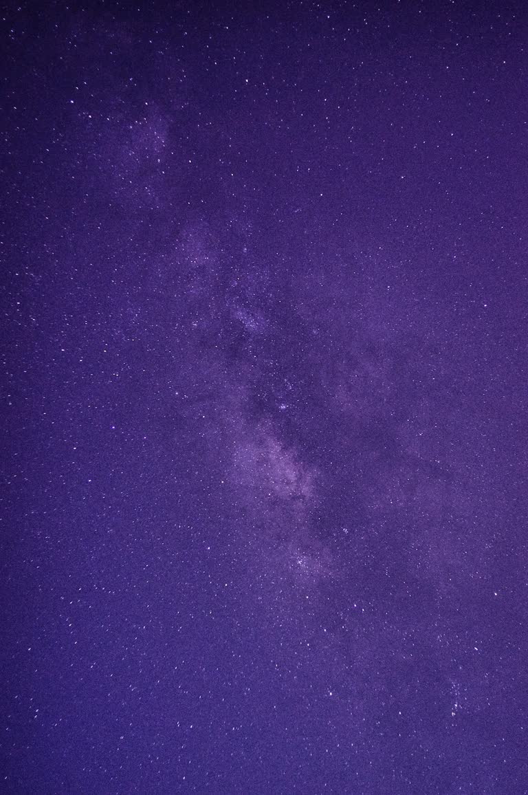 有一架飞机在夜间在天空中飞行