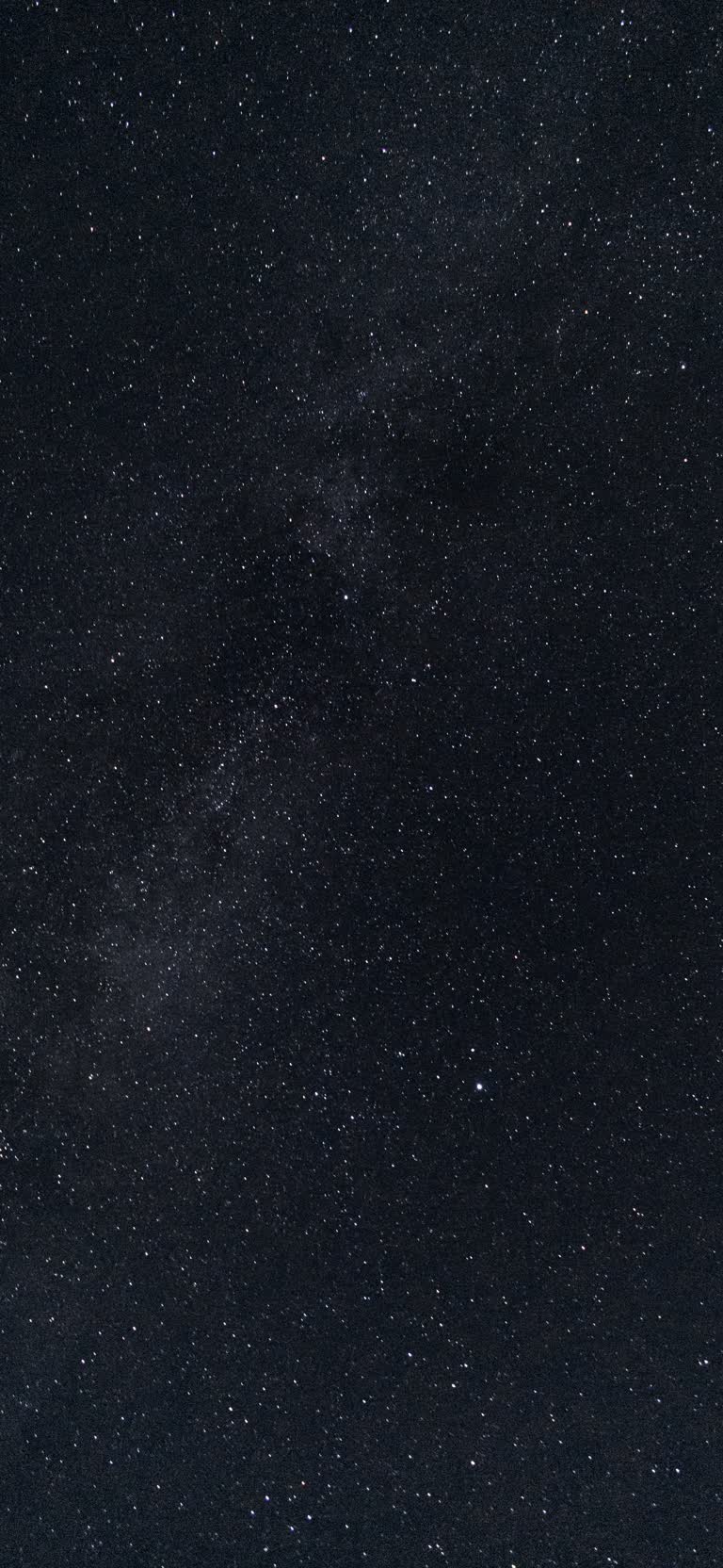 有一架飞机在夜间在天空中飞行