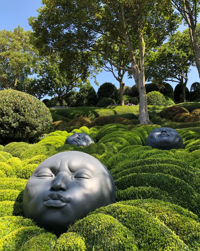 花园中央有一个熟睡的婴儿雕塑