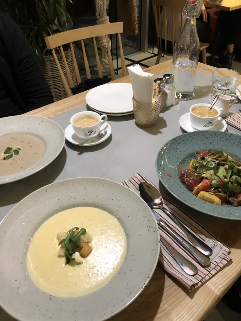 几盘食物放在餐厅的桌子上