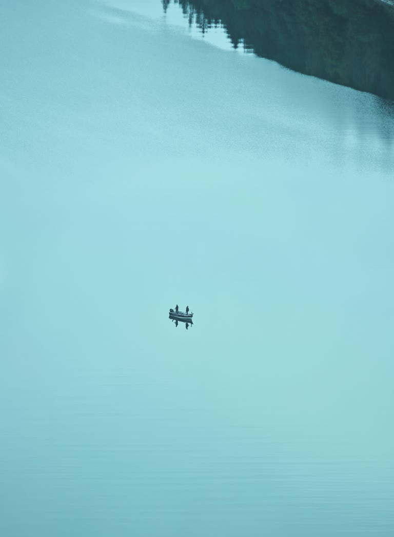湖中央漂浮着一艘小船
