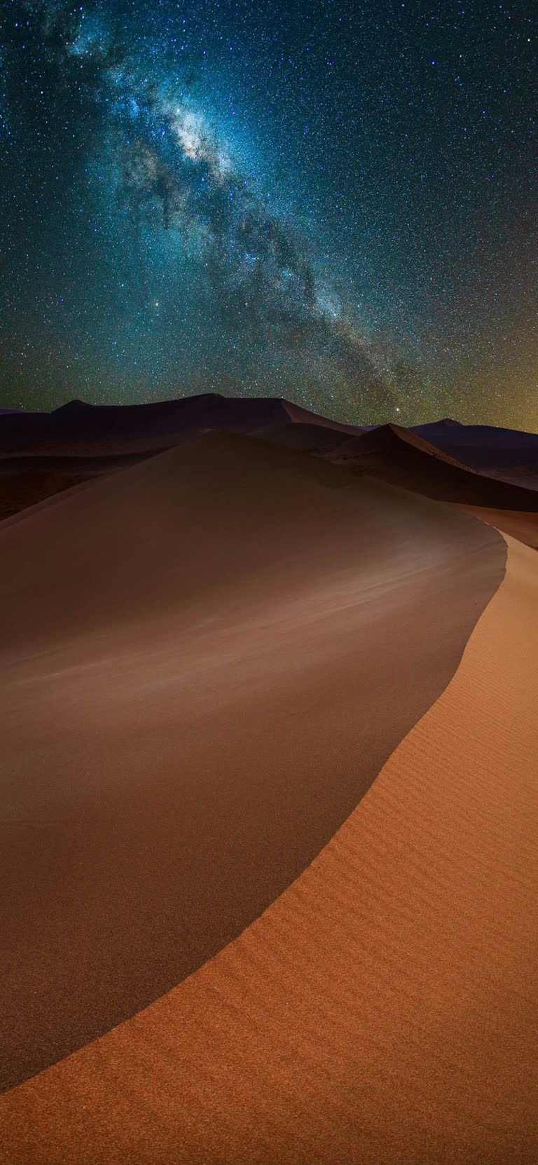沙漠中的星夜,背景是乳白色