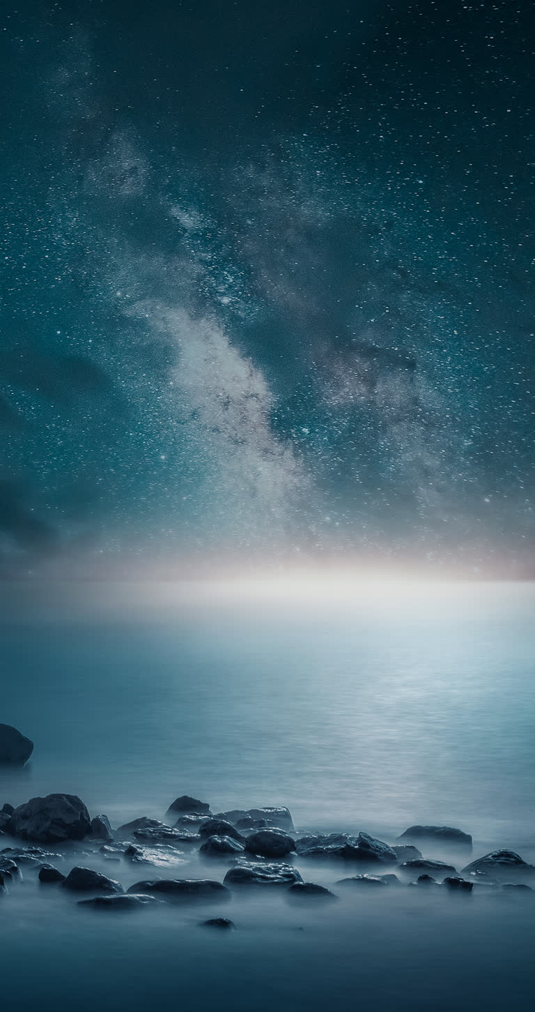 海洋上的星空,前景是岩石