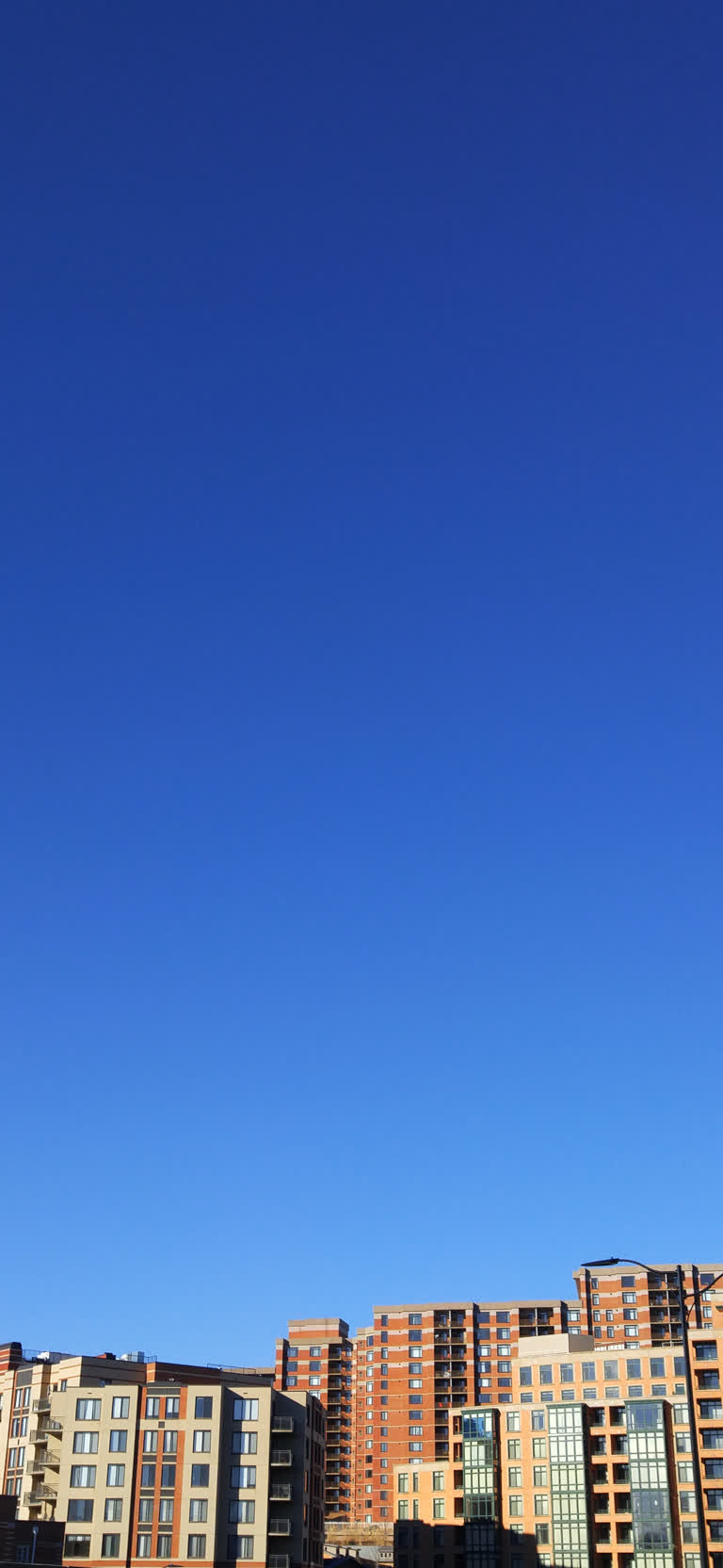 背景是高楼大厦,前景是蓝天
