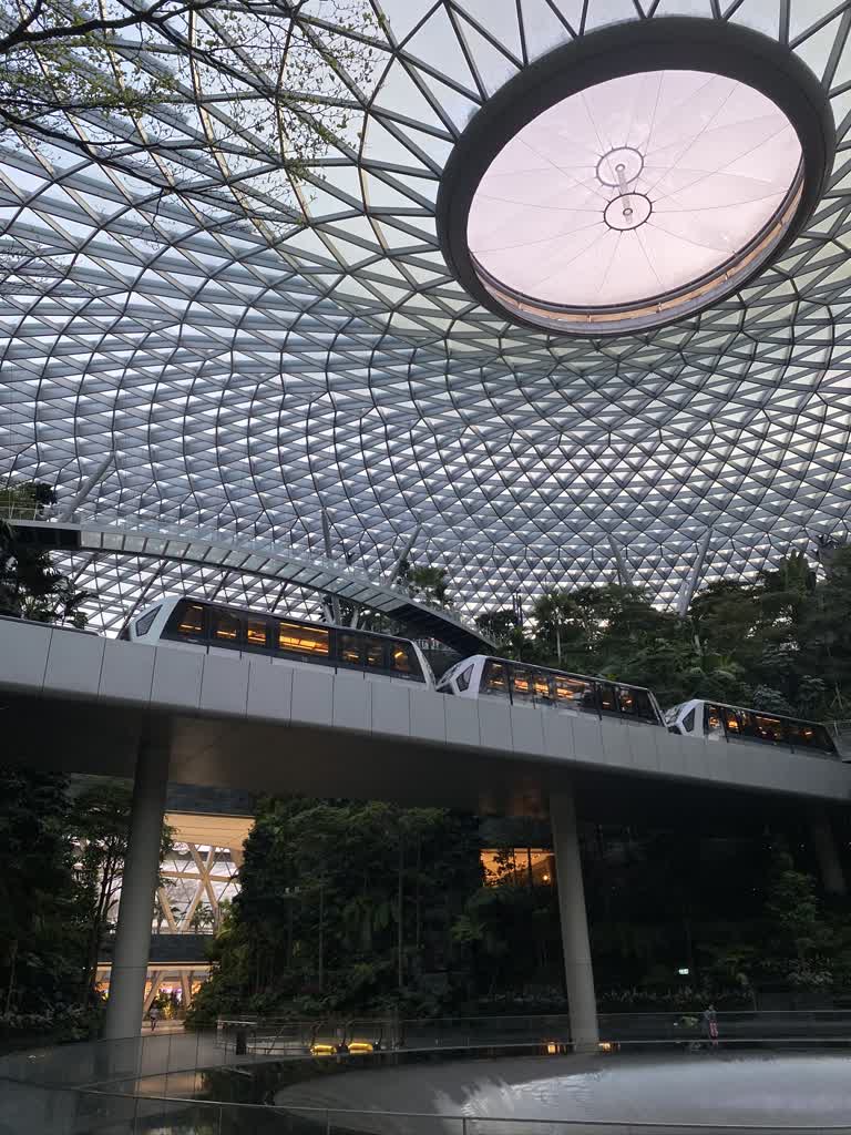 有一列火车在建筑物中间的铁轨上