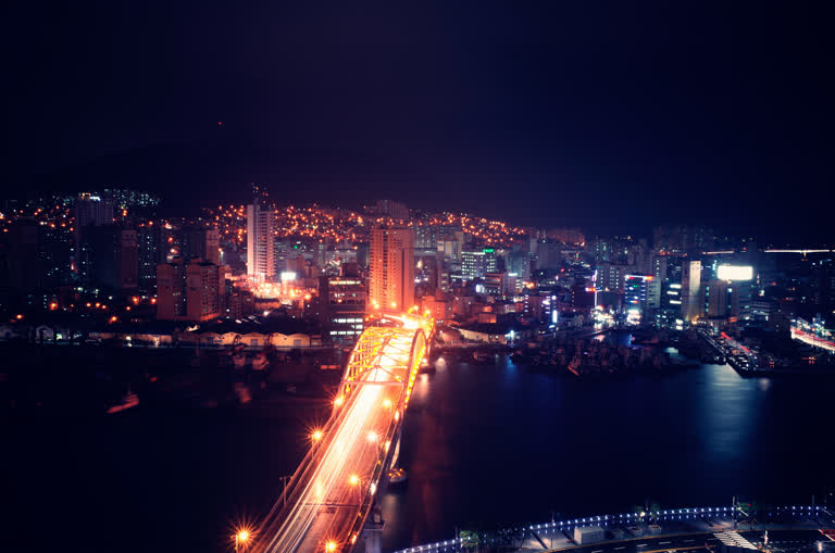 从建筑物的顶部可以看到城市景观