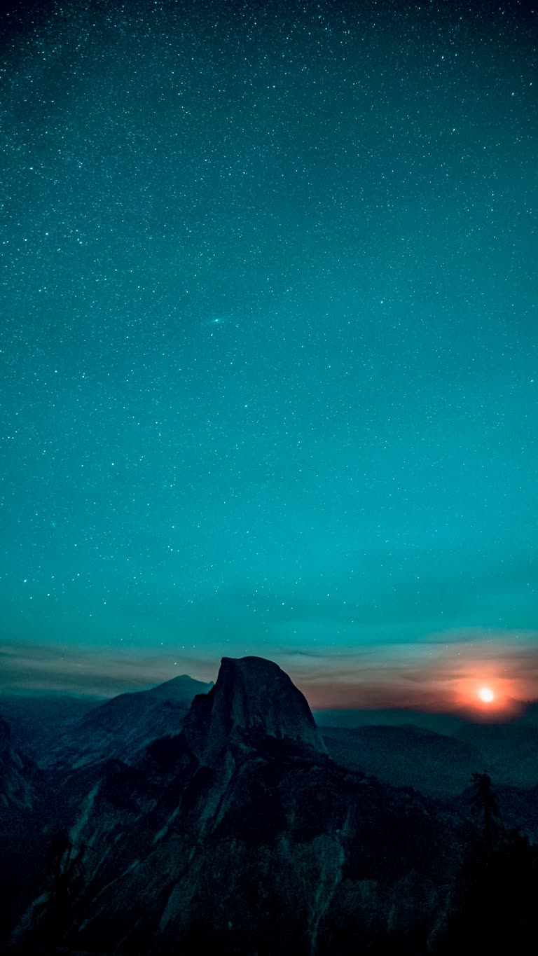 远处是山景,夕阳西下