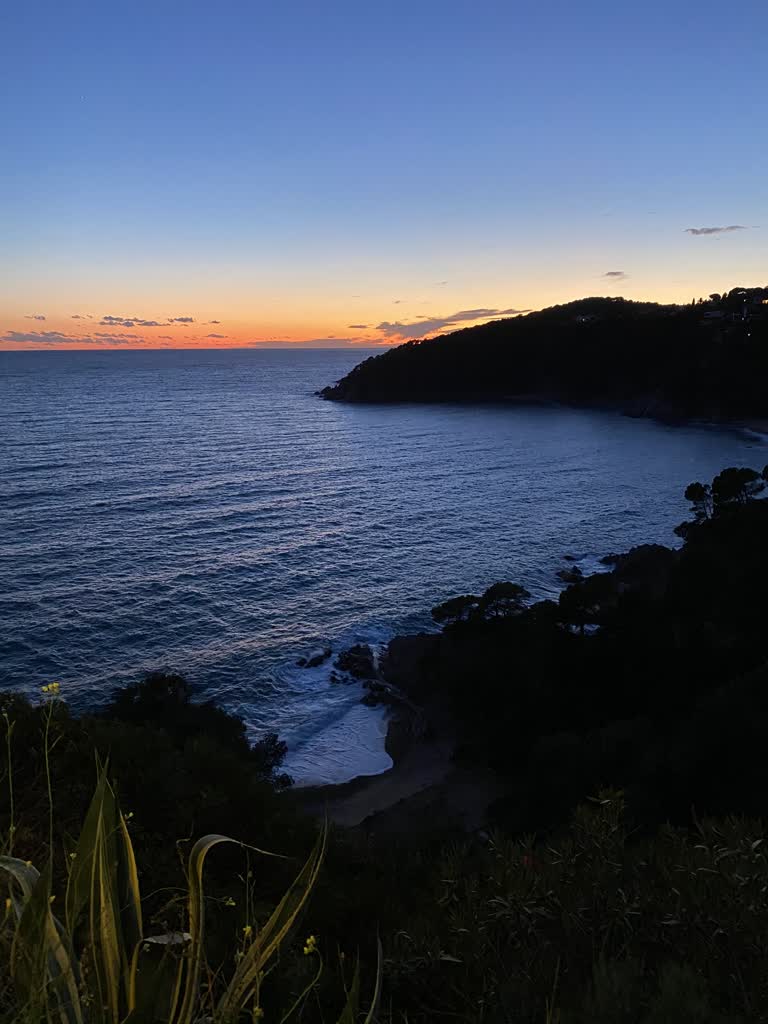 从山上可以看到日落时分的海景