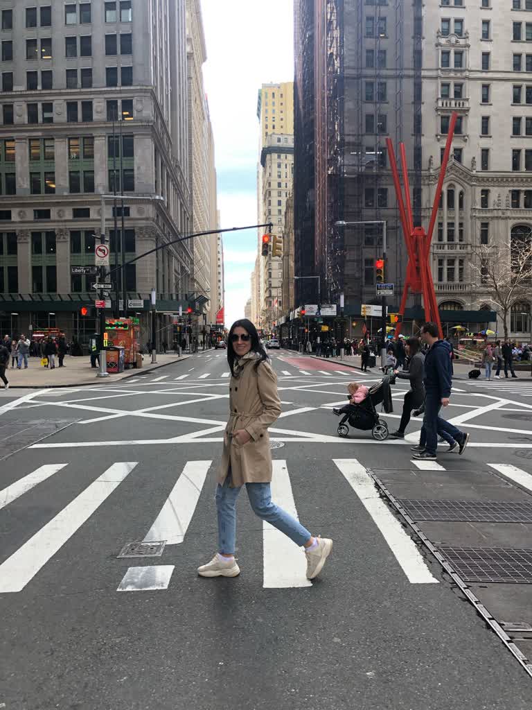 城里有个女人过马路