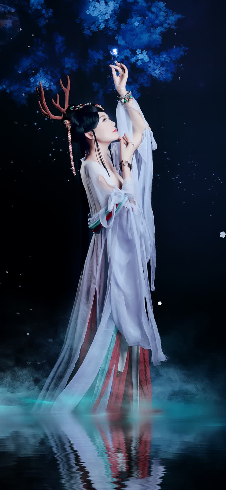 有一个女人撑着伞站在水里